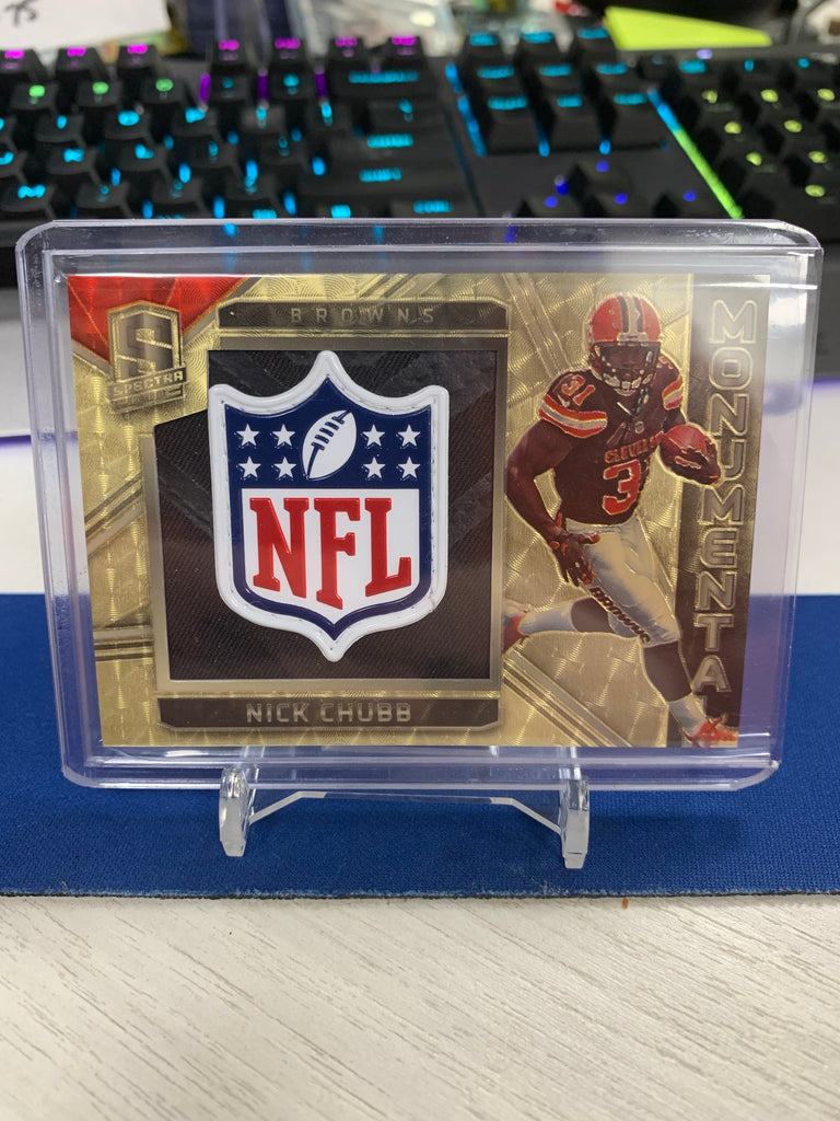 2018 Spectra Nick Chubb Monumental Gold Vinyl NFL Shield 1 of 1